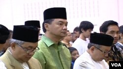 Dubes baru RI yang ditunjuk untuk AS, Dr. Dino Djalal (tengah dengan baju hijau) saat akan melakukan sholat Idul Fitri bersama masyarakat Indonesia di dekat Washington hari ini.