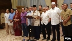 Capres 02 Prabowo Subianto dan sejumlah petinggi BPN Prabowo-Sandi dalam konferensi pers di kediamannya di Jalan Kertanegara, Jakarta, Rabu (8/5) sore. (Foto: VOA/Ghita).