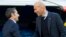Zinedine Zidane et Ernesto Valverde se saluent avant le "Clasico" le 23 décembre 2017.