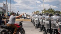 Un manifestante se enfrenta a la policía durante un paro nacional, en la Ciudad de Guatemala, el 10 de octubre de 2023. [AP]