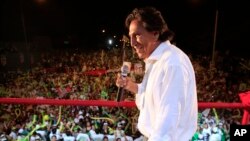 FILE - Presidential candidate Alejandro Toledo, of the political party Peru Possible, delivers a speech during a campaign rally in Lima, Peru, April 7, 2011. 