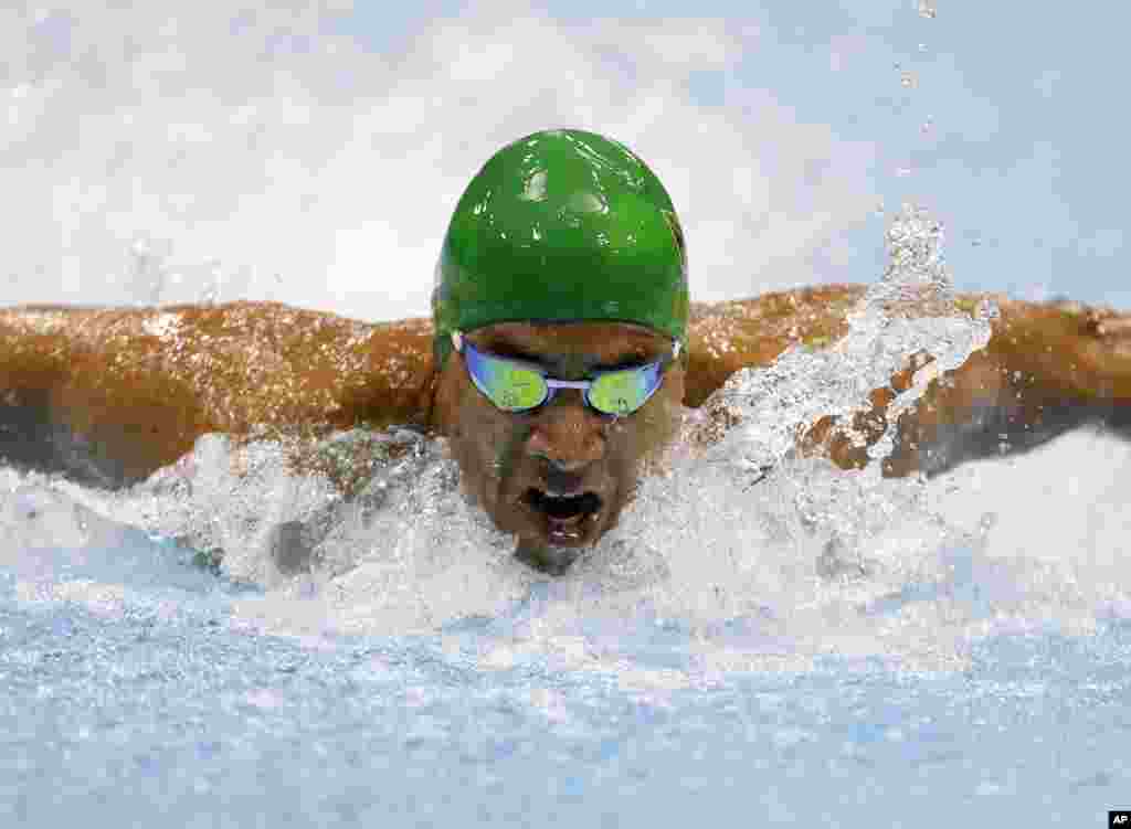 Le Sud-Africain Achmat Hassiem nage les 100 mètres papillon lors des paralympiques de 2012, le 1 septembre 2012 à Londres.