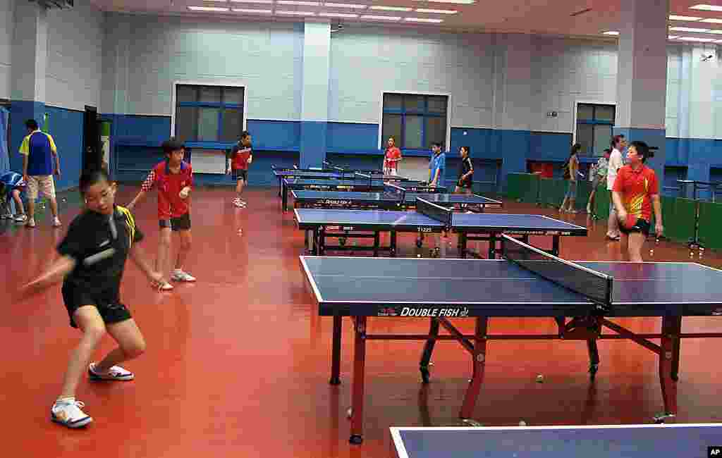 怀揣冠军梦的中国孩子在体校接受训练