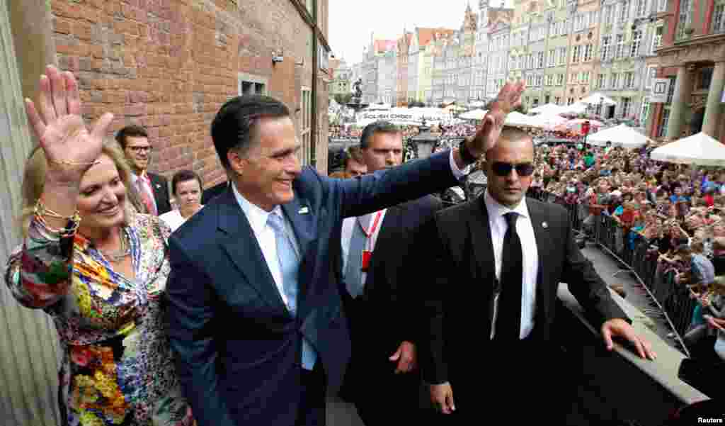 U.S. Republican presidential candidate Mitt Romney and his wife Ann wave to people on the street before his meeting with Poland&#39;s Prime Minister Donald Tusk at the Old Town Hall in Gdansk, Poland, July 30, 2012. 
