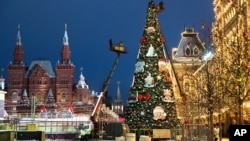 Pohon Natal di Lapangan Merah di Moskow, Rusia pada perayaan Natal tahun lalu (foto: dok). 