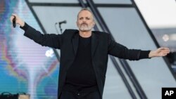 El astro español Miguel Bosé durante su presentación en RiseUp As One en Cross Border Xpress en San Diego, California, el 15 de octubre de 2016. 