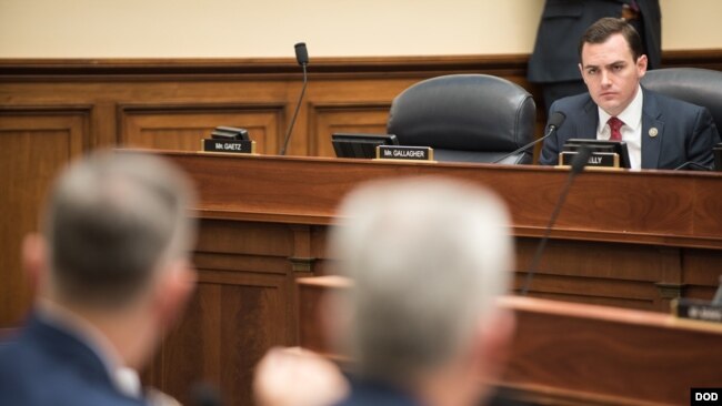 美國國會眾議員邁克·加拉格爾在一場聽證會上質詢證人(資料照片)
