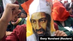 Seorang siswa memegang poster Osama bin Laden kelahiran Saudi saat demonstrasi anti-Amerika di depan kedutaan AS di Jakarta 16 Oktober 2001, sebagai ilustrasi. (Foto: REUTERS/Enny Nuraheni)