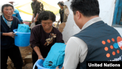유엔인구기금, UNFPA 직원이 북한 주민들에게 의약품 등 지원물품을 나눠주고 있다.