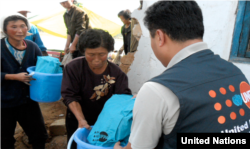 유엔인구기금, UNFPA 직원이 북한 주민들에게 의약품 등 지원물품을 나눠주고 있다. (자료화면)