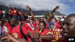 Des manifestants lors d'une marche au centre du Cap, en Afrique du Sud, le 25 avril 2018.