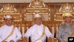 Former Burmese President Thein Sein, center, former Vice Presidents Thiha Thura Tin Aung Myint Oo, left, and Sai Mauk Khan Maung Ohn pose for photos at the presidential house in Naypyitaw, Burma (File Photo - March 31, 2011)