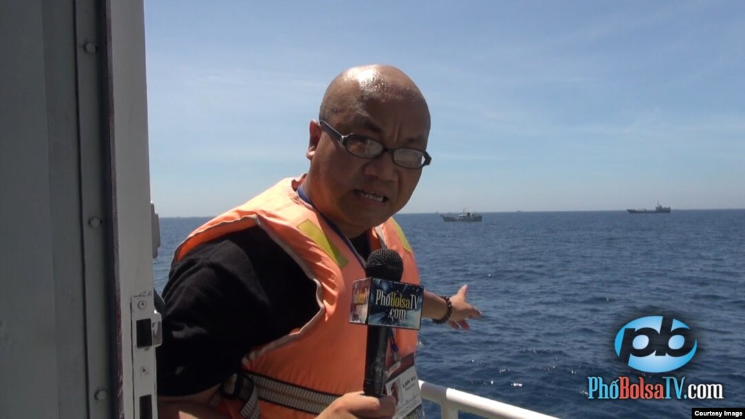 Wartawan Vu Hoang Lan dari TV Pho Bolsa melaporkan dari kapal Vietnam dekat kilang minyak Laut China Selatan, 18/5/2014. 