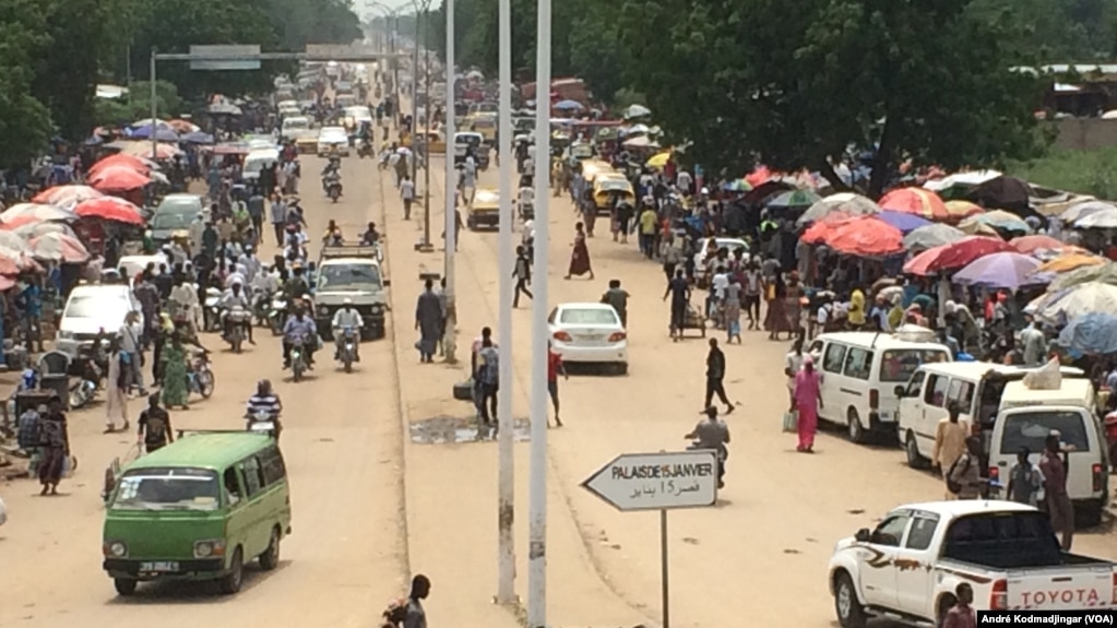 Une grande avenue à N'Djamena, Tchad, le 5 août 2017. (VOA/André Kodmadjingar)