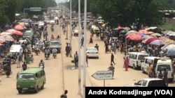 Une grande avenue à N'Djamena, Tchad, le 5 août 2017. (VOA/André Kodmadjingar)