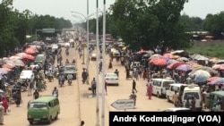 Une grande avenue à N'Djamena, Tchad, le 5 août 2017. (VOA/André Kodmadjingar)