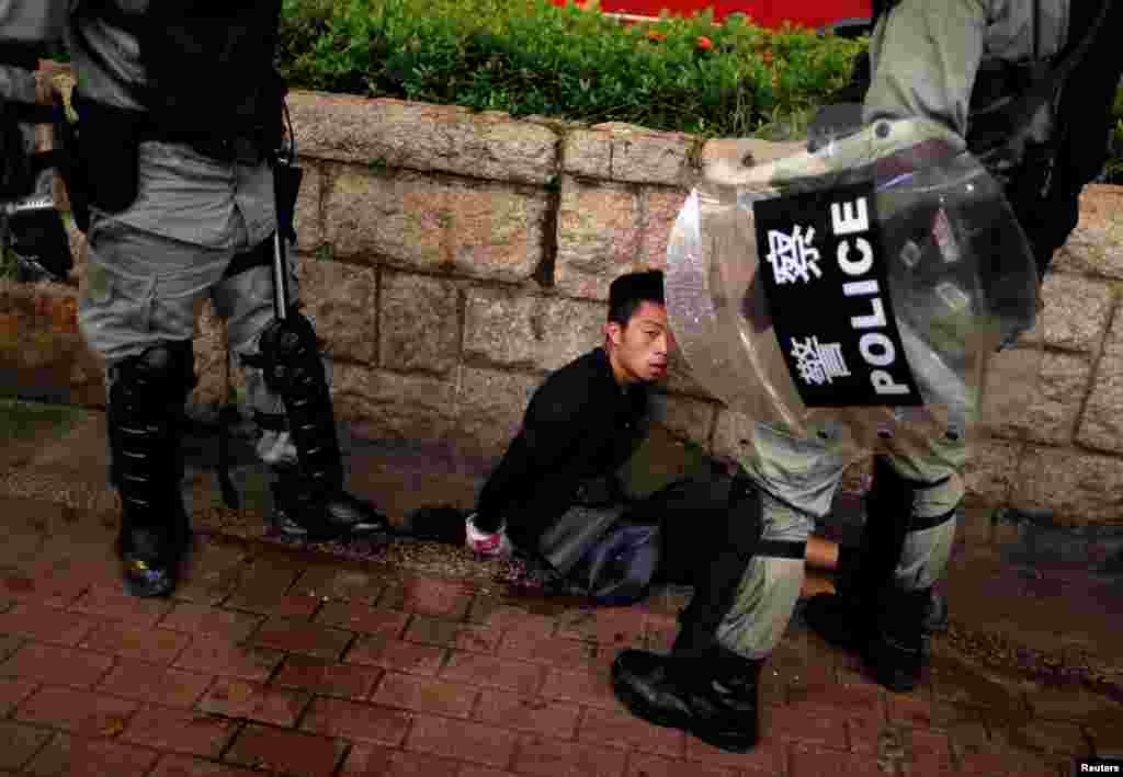 Hong Kong lleva más de dos meses de protestas masivas que reclaman reformas democráticas y una investigación independiente sobre tácticas policiales. En la foto, agentes de la policía antidisturbios detienen a un manifestante contra la ley de extradición durante una protesta en el barrio Tsim Sha Tsui en Hong Kong, China, 11 de agosto de 2019