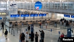 Los pasajeros se reúnen cerca del mostrador de Delta Air Lines en el Aeropuerto Internacional de Minneapolis-Saint Paul en St. Paul, Minnesota, EE. UU., el 17 de febrero de 2025. 