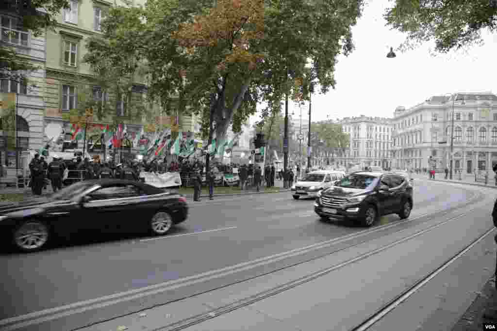 مخالفان دولت بشار اسد همزمان با برگزاری کنفرانس صلح سوریه در وین، در مسیر عبور خودروهای دیپلماتها تجمع کردند.