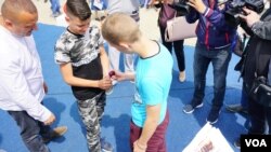 ARHIVA - Dvojica dečaka na manifestaciji "Najjače vaskršnje jaje" u Gračanici (Foto: VOA/Turistička organizacija Gračanice)