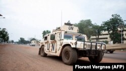 Le contingent portugais de la Minusca patrouille à Bangui, le 8 avril 2018.