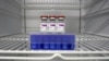 واکسن‌های آکسفورد-استرازنکا و فایزر-بایو ان تک در یخچال یک کلینیک در آلمان - ۲۲ مارس ۲۰۲۱