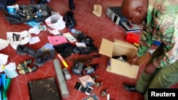 Granadas e outros objectos apreendidos pela polícia 