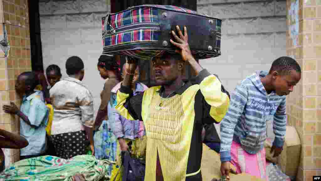 Kadogo Ombeni, &acirc;g&eacute; de 27 ans, se tient pr&egrave;s de la fronti&egrave;re rwandaise apr&egrave;s avoir fui le quartier Bujovu Kabutembo de Goma le 20 novembre 2012 