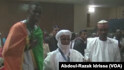 Razak Issoufou Alfaga, à gauche, salue le Premier ministre, au centre, et le ministre de la jeunesse du Niger à son retour à Niamey, 5 juin 2017. (VOA/ Abdoul-Razak Idrissa)