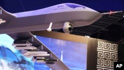 资料照：中国航空技术进出口公司在阿联酋举行的军用无人机展览会上展示可挂导弹的翼龙II型无人机模型。（2018年2月25日）