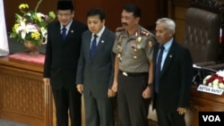 Komjen Budi Gunawan (kedua dari kanan) diapit para pemimpin DPR seusai rapat paripurna (foto: dok. VOA/Fathiyah Wardah)