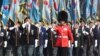 지난 2003년 7월 영국 런던에서 열린 한국전 정전 50주년 기념식에서 한국전 영국군 참전용사들이 근위병과 함께 행진하고 있다.