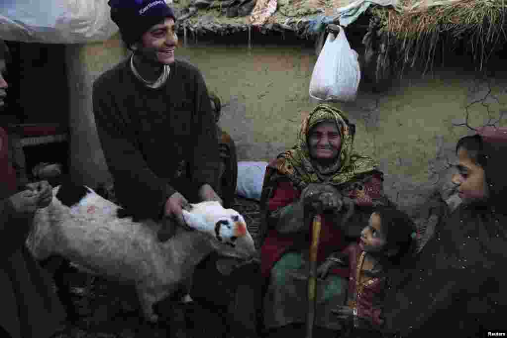 اسلام آباد کے نواح میں آباد یہ لوگ زندگی کی بنیادی سہولتوں سے بھی محروم ہیں
