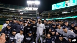 Domingo Germán besa la pelota con la que completó su jornada para un juego perfecto en Grandes Ligas en juego de los Yankees contra los Atléticos en Oakland, California, el 28 de junio de 2023.