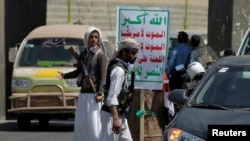 Shi'ite Houthi rebels man a checkpoint in Sana'a, Yemen, Sept. 24, 2014.