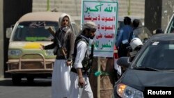 Pemberontak Syiah Houthi melakukan pemeriksaan kendaraan di Sana'a, Yaman (foto: dok).