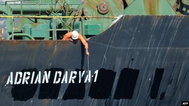伊朗船员在直布罗陀海岸附近检查油轮新名称：Adrian Darya。此前这艘油船名称为：Grace 1。 直布罗陀拒绝美国要求扣押将油轮的请求。
