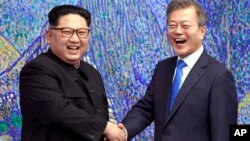 FILE- North Korean leader Kim Jong Un, left, poses with South Korean President Moon Jae-in inside the Peace House in the border village of Panmunjom in Demilitarized Zone, South Korea, April 27, 2018. Talks next week at Panmunjon will set the stage for the third summit between the two leaders.