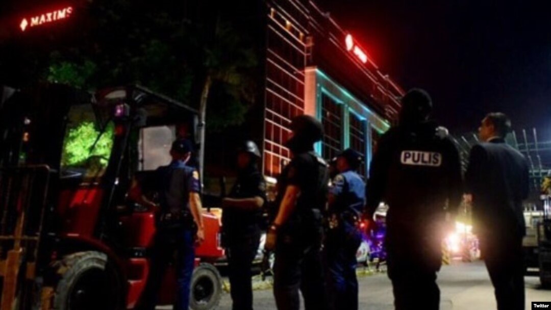 A social media image purports to show police and other personnel on the scene at Resorts World in Manila, Philippines. (Twitter - @Naagesh_tweets)