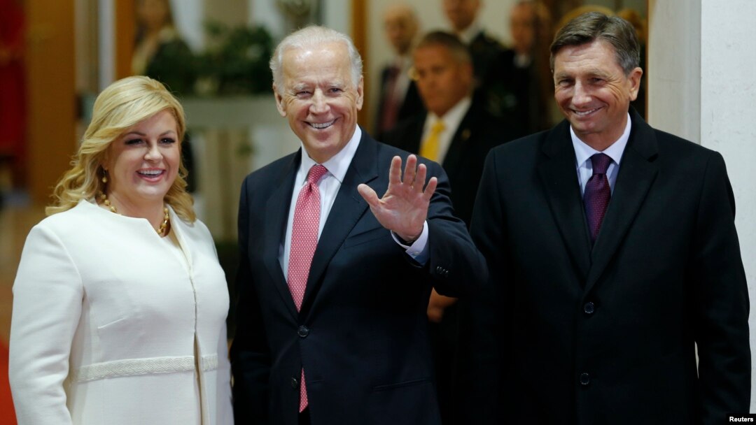 Dari kiri: Presiden Kroasia Kolinda Grabar-Kitarovic, Wapres AS Joe Biden dan Presiden Slovenia Borut Pahor berpose di Zagreb, Kroasia hari Rabu (25/11).