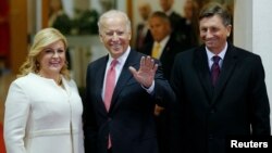 Dari kiri: Presiden Kroasia Kolinda Grabar-Kitarovic, Wapres AS Joe Biden dan Presiden Slovenia Borut Pahor berpose di Zagreb, Kroasia hari Rabu (25/11).