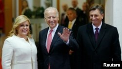 Croatian President Kolinda Grabar-Kitarovic, U.S. Vice-President Joe Biden and Slovenian President Borut Pahor (L-R) pose for a picture before Brdo-Brijuni Process Leaders' Meeting at Presidental office in Zagreb, Croatia, Nov. 25, 2015.