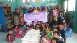 Bantuan untuk kelompok perempuan pelaku usaha mikro di Desa Darek Kabupaten Lombok Tengah (foto: courtesy).