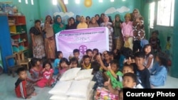 Bantuan untuk kelompok perempuan pelaku usaha mikro di Desa Darek Kabupaten Lombok Tengah (foto: courtesy).