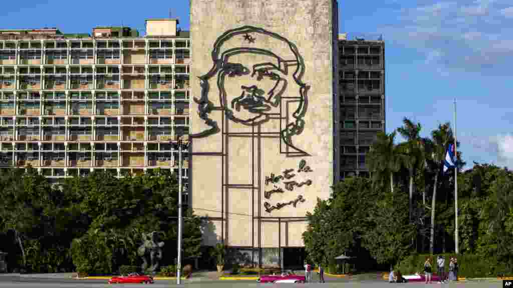 Les touristes marchent devant l&#39;image de Ernesto &quot;Che&quot; Guevara, à la Place de la révolution près à Cuba, le 27 Novembre 2016.