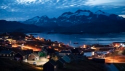 FILE - Suasana saat matahari terbenam di Tasiilaq, Greenland, Jumat 16 Agustus 2019. (Felipe Dana/AP)