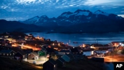 FILE - Suasana saat matahari terbenam di Tasiilaq, Greenland, Jumat 16 Agustus 2019. (Felipe Dana/AP)