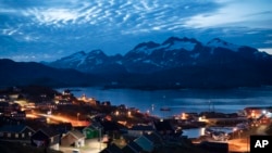 FILE - Suasana setelah matahari terbenam di Tasiilaq, Greenland, 16 Agustus 2019. (Felipe Dana, Arsip/AP)