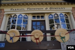 Entrada a una tienda de vestuarios de la época colonial en Colonial Williamsburg, en Virginia, los establecimientos ofrecen artículos a los visitantes, 20 de octubre de 2024. [Foto: Tomás Guevara / VOA]