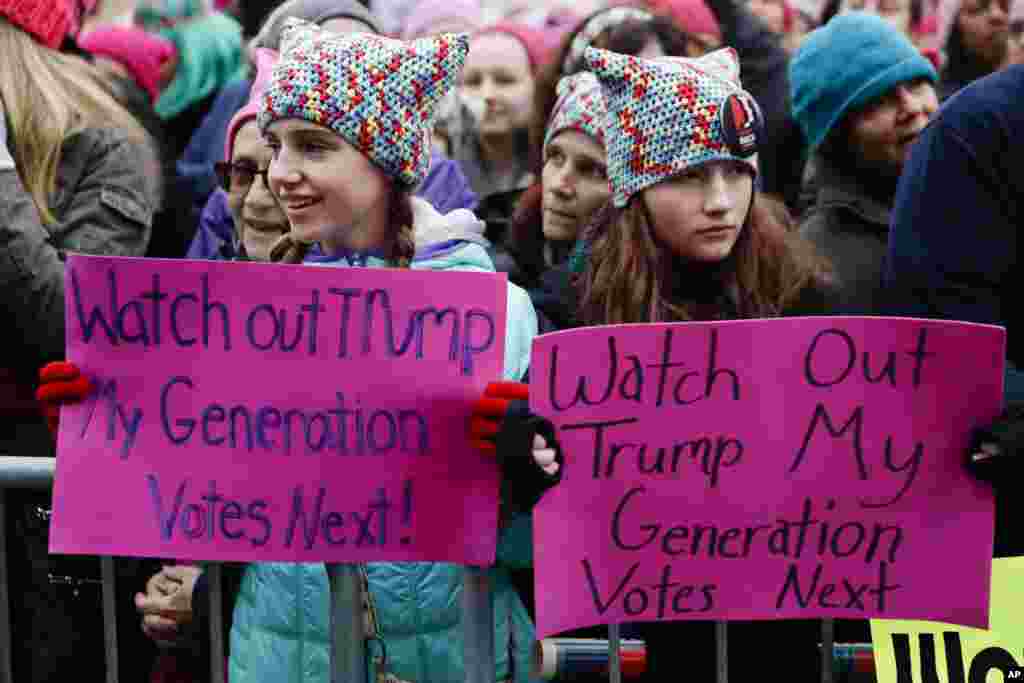 Para demonstran dalam protes massal Women&#39;s March di Washington, D.C. (21/1). (AP/John Minchillo)